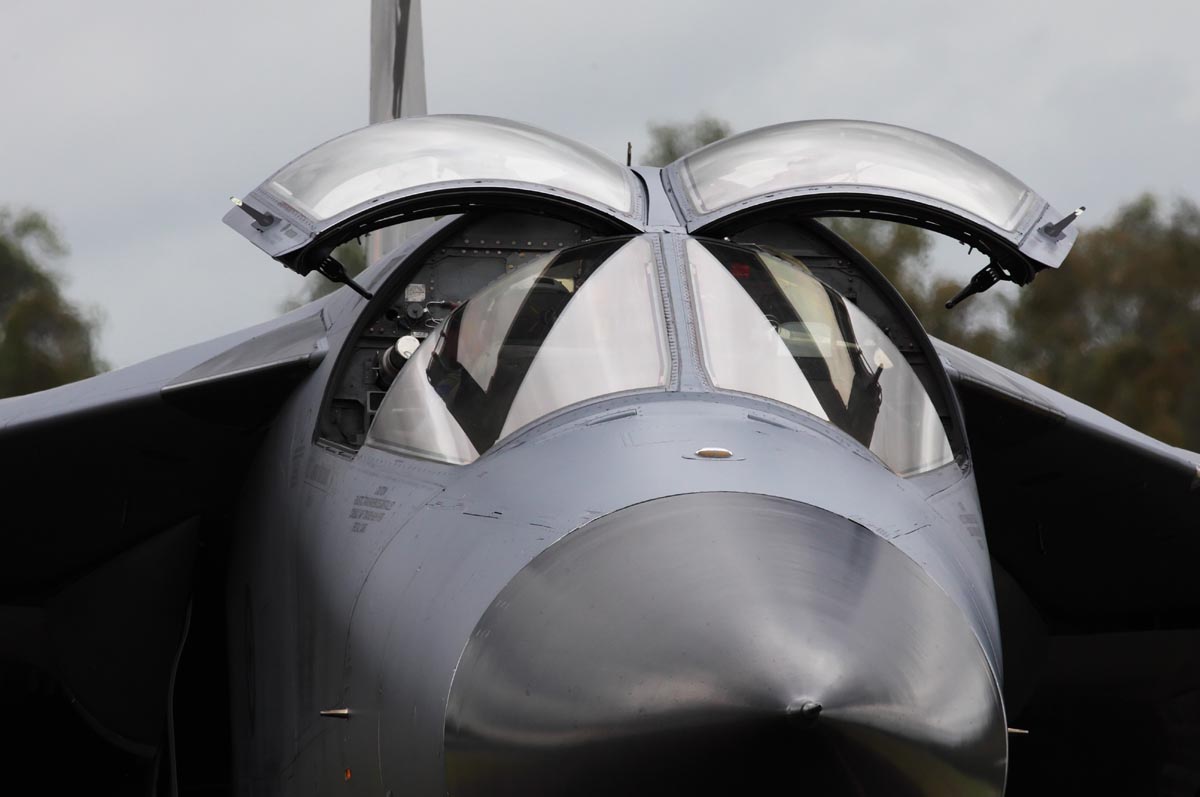 F-111 (b)