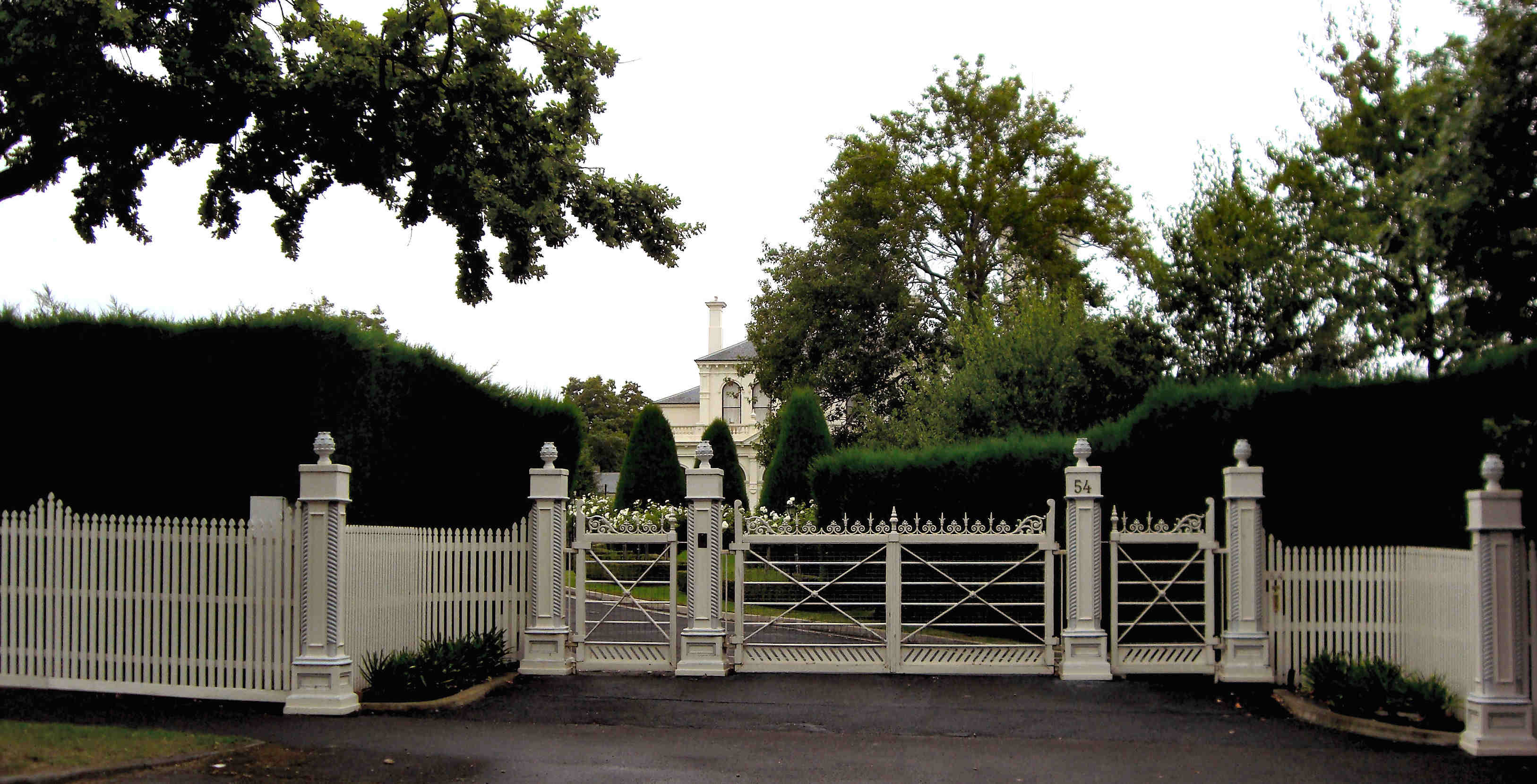 Front gate to Frognall - 2011