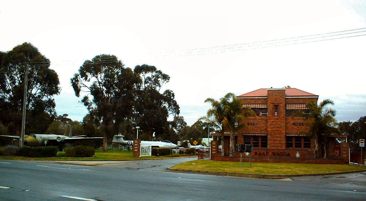 Wagga front gate - 2008
